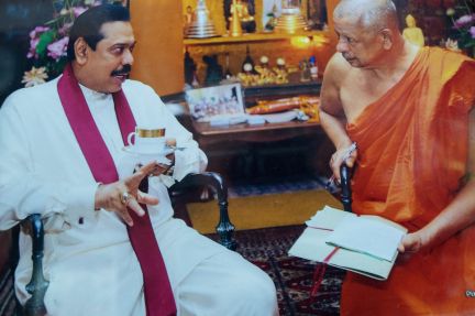 photo of current Sri Lankan president and head monk of Gangaramaya