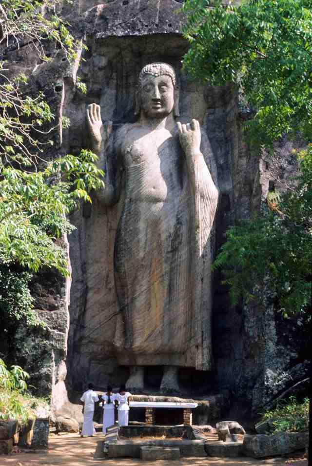 Sasseruwa - standing Buddha statue